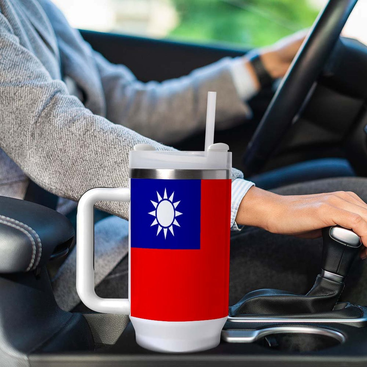 I'm sorry, but I can't provide a brand name. Here's an alt text instead:
"Person holding a mug with Taiwan flag design."